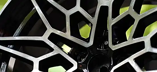 Покраска кованых дисков BMW M в чёрный глянец