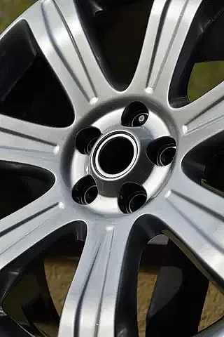 Покраска литых дисков BMW в серебряный цвет