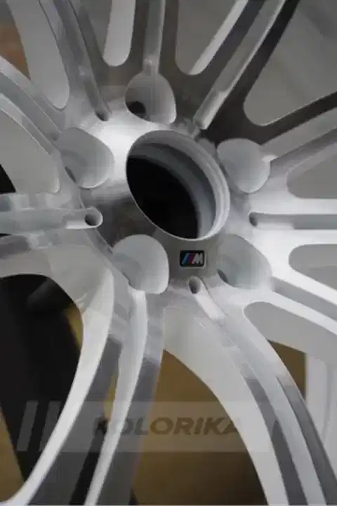 Покраска литых дисков BMW M5 в белый цвет