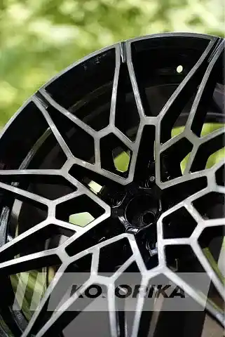 Покраска кованых дисков BMW M в чёрный глянец