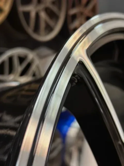 Покраска кованых дисков на Mercedes G в чёрный глянец