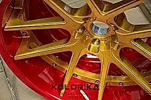 Диски золотого цвета на авто